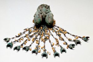 Kaksinkertainen munariipus, Igbo-Ukwu, 9.-10. vuosisata (lyijyä pronssia)